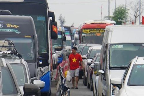 Hàng vạn du khách xếp hàng ra đảo Cát Bà ngày 30/4