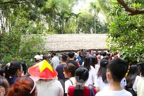 Hàng vạn người về quê Bác trong ngày giải phóng miền Nam, thống nhất đất nước