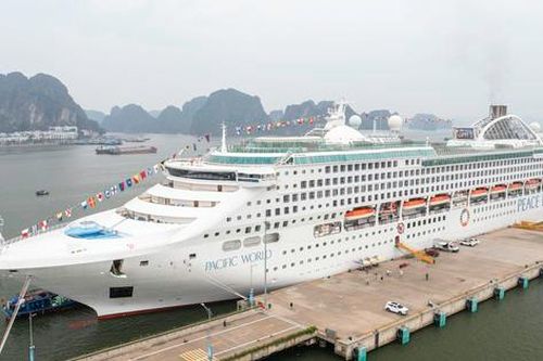 Tàu Hòa Bình lần đầu đưa 1.700 khách Nhật tới Hạ Long