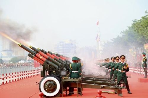 Cận cảnh nghi thức bắn đại bác mở đầu Lễ kỷ niệm 50 năm Ngày Giải phóng miền Nam