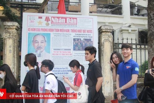 Háo hức xếp hàng nhận phụ san đặc biệt của Báo Nhân Dân