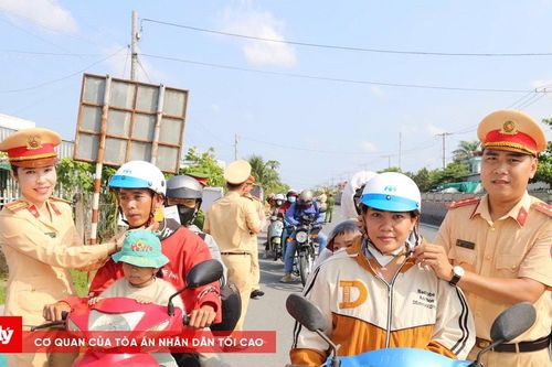 Sóc Trăng: Cảnh sát giao thông hỗ trợ người dân về quê dịp lễ