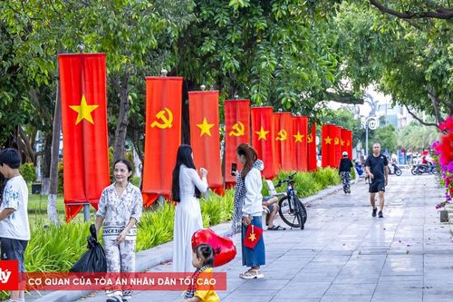 Quy Nhơn rực sắc cờ mừng 50 năm ngày thống nhất đất nước