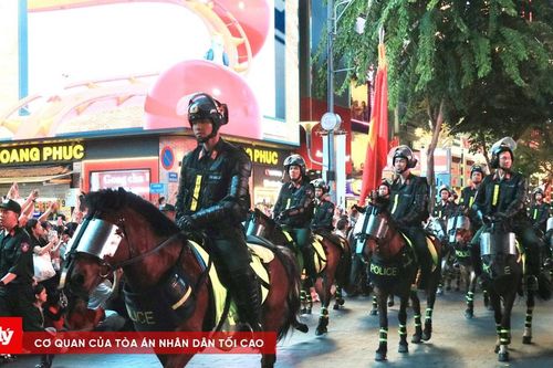Dàn kỵ binh trình diễn trên đường phố TP.HCM mừng Đại lễ 30/4