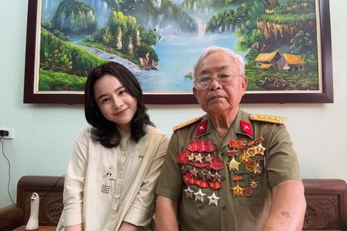 Nữ ca sĩ nổi tiếng tiết lộ mối tình đẹp của người cha Đại tá giữa thời chiến
