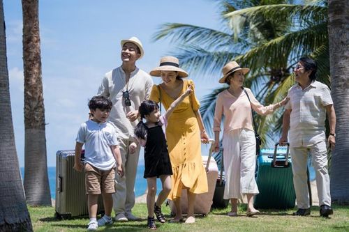 Hai bên nội, ngoại góp tiền rủ nhau đi chơi dịp 30/4, cả nhà vui như hội