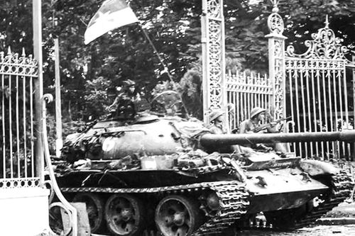 Xem xe tăng húc cổng dinh Độc Lập, nghe bản tin chiến thắng ngày 30/4/1975