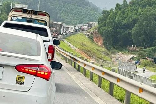 Ùn ứ kéo dài tại hầm Thần Vũ trên cao tốc Diễn Châu - Bãi Vọt