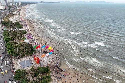 Biển Vũng Tàu đông nghẹt người tắm 'giải nhiệt' ngày đầu kỳ nghỉ lễ 30/4