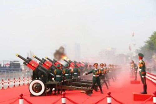 Loạt đại bác rền vang mừng Lễ kỷ niệm 50 năm Giải phóng miền Nam, thống nhất đất nước