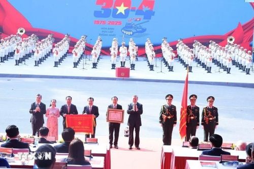 Đảng bộ, chính quyền và nhân dân TP Hồ Chí Minh đón nhận danh hiệu Anh hùng Lao động