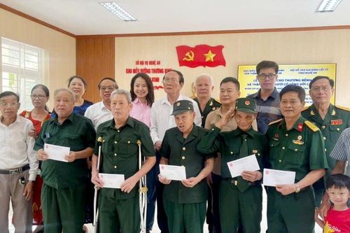 Hội Hỗ trợ gia đình liệt sĩ tỉnh Nghệ An tặng quà thương binh nặng