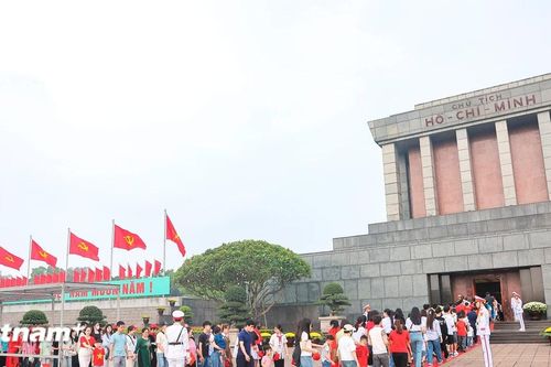 Hàng nghìn người xếp hàng chờ viếng lăng Chủ tịch Hồ Chí Minh ngày 30/4