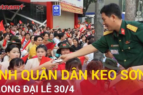 Xúc động tình quân dân keo sơn trong ngày đại lễ kỷ niệm 50 năm Giải phóng miền Nam