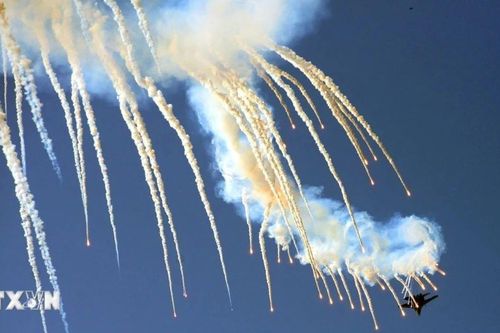 Khoảnh khắc Su-30MK2 thả bẫy nhiệt tuyệt đẹp trên bầu trời ngày 30/4