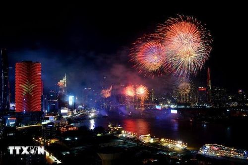 Mãn nhãn màn pháo hoa mừng 50 năm thống nhất đất nước tại Thành phố Hồ Chí Minh