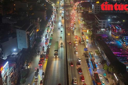 Nửa đêm, hàng dài ô tô nhích từng mét rời Thủ đô