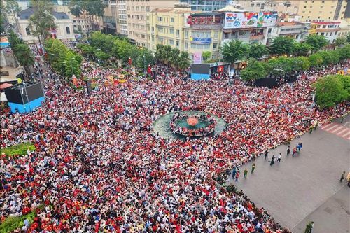 'Biển người' hân hoan trong ngày đại lễ tại trung tâm TP Hồ Chí Minh