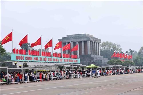 Dòng người xếp hàng vào Lăng viếng Chủ tịch Hồ Chí Minh trong ngày Lễ 30/4