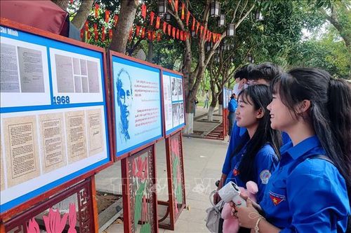 Triệu trái tim tưởng nhớ Bác, hướng về ngày thống nhất