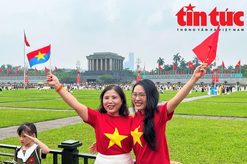 Người dân và du khách nô nức chụp ảnh tại Quảng trường Ba Đình dịp lễ 30/4