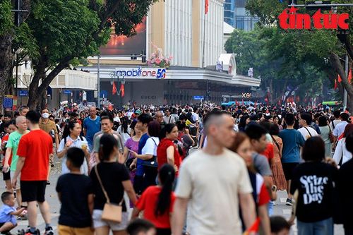 Phố đi bộ hồ Gươm đông kín người trong dịp nghỉ Lễ 30/4