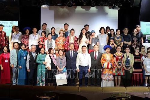 Giao lưu văn hóa 'Viết tiếp câu chuyện hòa bình'