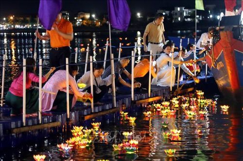 Thả hàng ngàn đèn hoa đăng trên sông Nhật Lệ để tri ân các anh hùng, liệt sĩ