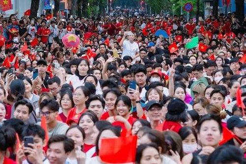 Ấn tượng hình ảnh cờ đỏ sao vàng trong 'biển người' chào mừng 50 năm thống nhất đất nước