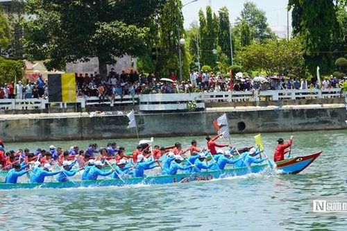 Du khách thích thú với Giải đua thuyền chào mừng 50 năm Ngày giải phóng miền Nam ở Bình Thuận