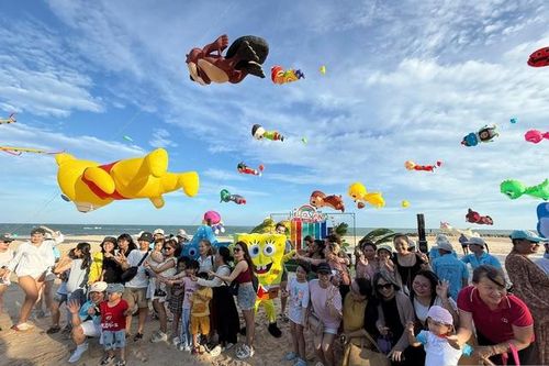 Du khách thích thú với Lễ hội thả diều sôi động ở Bình Thuận