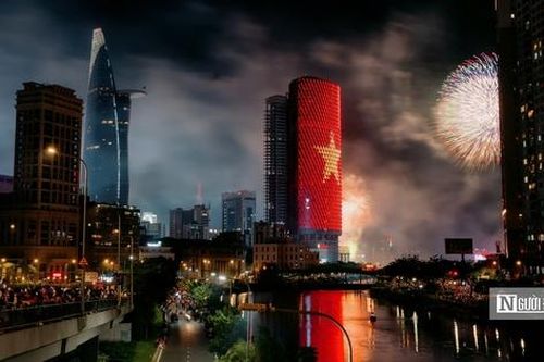 Mãn nhãn với màn pháo hoa rực rỡ trên bầu trời Tp.HCM đêm 30/4