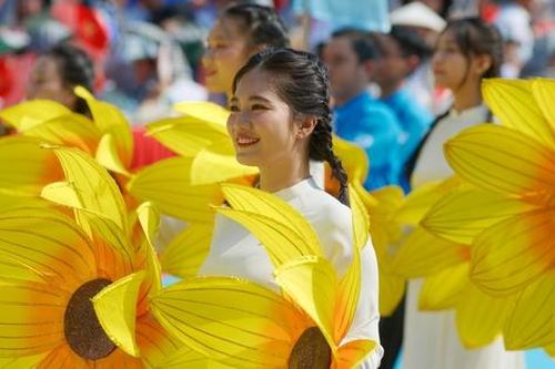 Hình ảnh phụ nữ Việt Nam rạng ngời, mạnh mẽ diễu binh, diễu hành Ngày 30/4