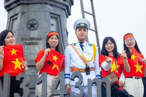 Không khí lễ hội sôi động từ đỉnh Fansipan đến đảo Phú Quốc