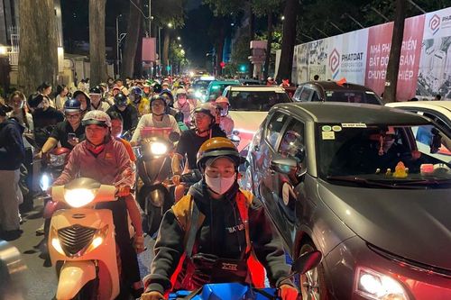 Bến Bạch Đằng: Người dân đổ về ngày một đông, chờ đón ngày hội non sông