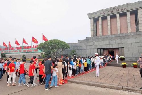 Dòng người tới Lăng Bác ngày 30/4: Để 'như có Bác Hồ trong ngày vui đại thắng'