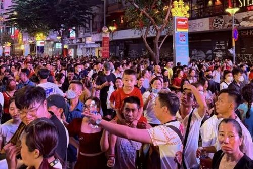'Biển người' đổ về trung tâm TP. Hồ Chí Minh trong đêm hội 'Sắc màu Thành phố Bác'