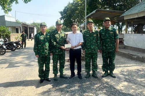 Bí thư Huyện ủy Tri Tôn kiểm tra tình hình an ninh trật tự nhân dịp lễ