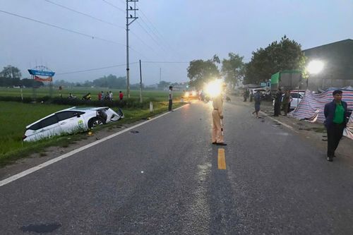 Va chạm ô tô khiến một tài xế taxi tử vong