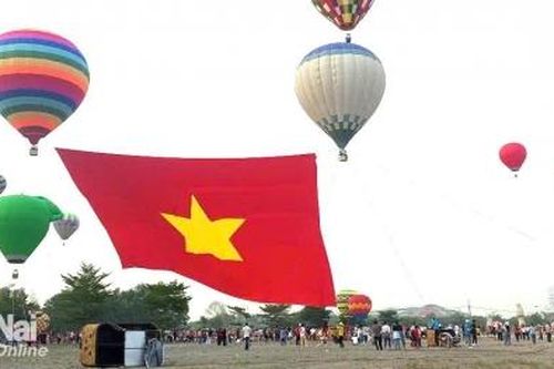Lá đại kỳ rộng 2025 mét vuông tung bay trên bầu trời Đồng Nai trong ngày 30-4 lịch sử