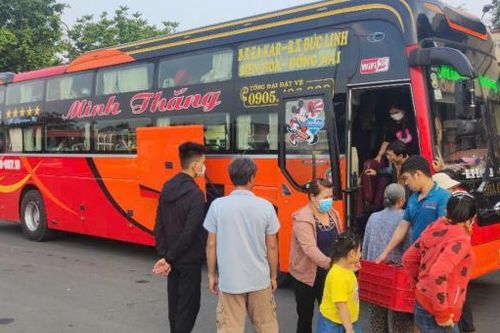 Hành khách đi lại tại các bến xe, nhà ga trong ngày 30-4 tăng từ 30-50%