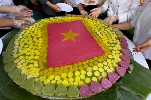 Hội đầu bếp tỉnh Đồng Nai làm chiếc bánh chuối khổng lồ tặng miễn phí người dân