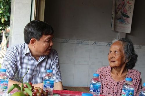 Phó Bí Thư Thường trực Tỉnh ủy Phan Văn Thắng thăm, tặng quà người có công với cách mạng, thân nhân liệt sĩ