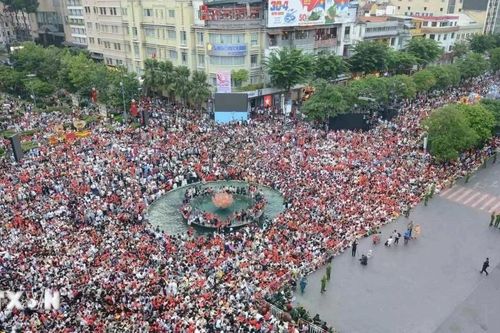 Thời tiết 30/4: Người dân TP Hồ Chí Minh đón đại lễ trong ánh nắng từ sáng sớm