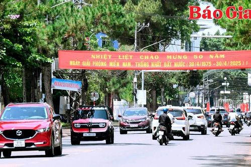 Gia Lai rực rỡ sắc màu, rộn ràng mừng 50 năm thống nhất đất nước