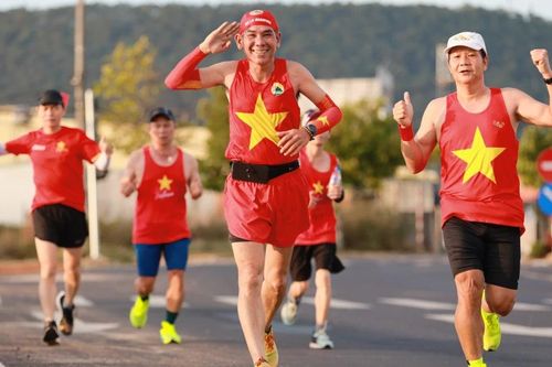 Hơn 100 runner hoàn thành cự ly 30,4 km chào mừng đại lễ 30-4