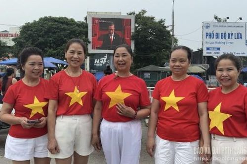Người dân thành phố Lạng Sơn rộn ràng kỷ niệm ngày hội non sông