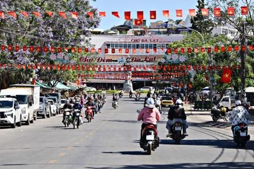 Đà Lạt: Thời tiết mát mẻ, đường sá thông thoáng trong sáng ngày đầu nghỉ Lễ 30/4 - 1/5