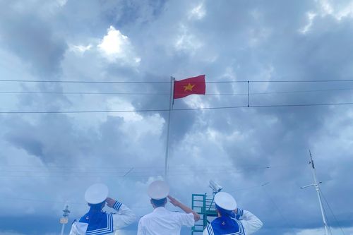 Thượng cờ ở Trường Sa trong buổi sáng đại lễ 30.4