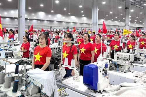 Công nhân lao động Chào cờ, hát Quốc ca kỷ niệm đại lễ 30/4 và 1/5
